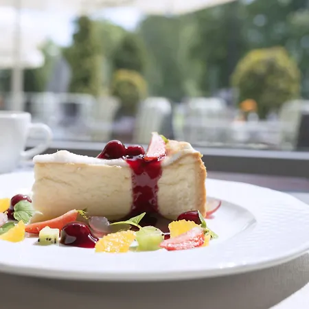 ナドモルスキ ホテル 4*